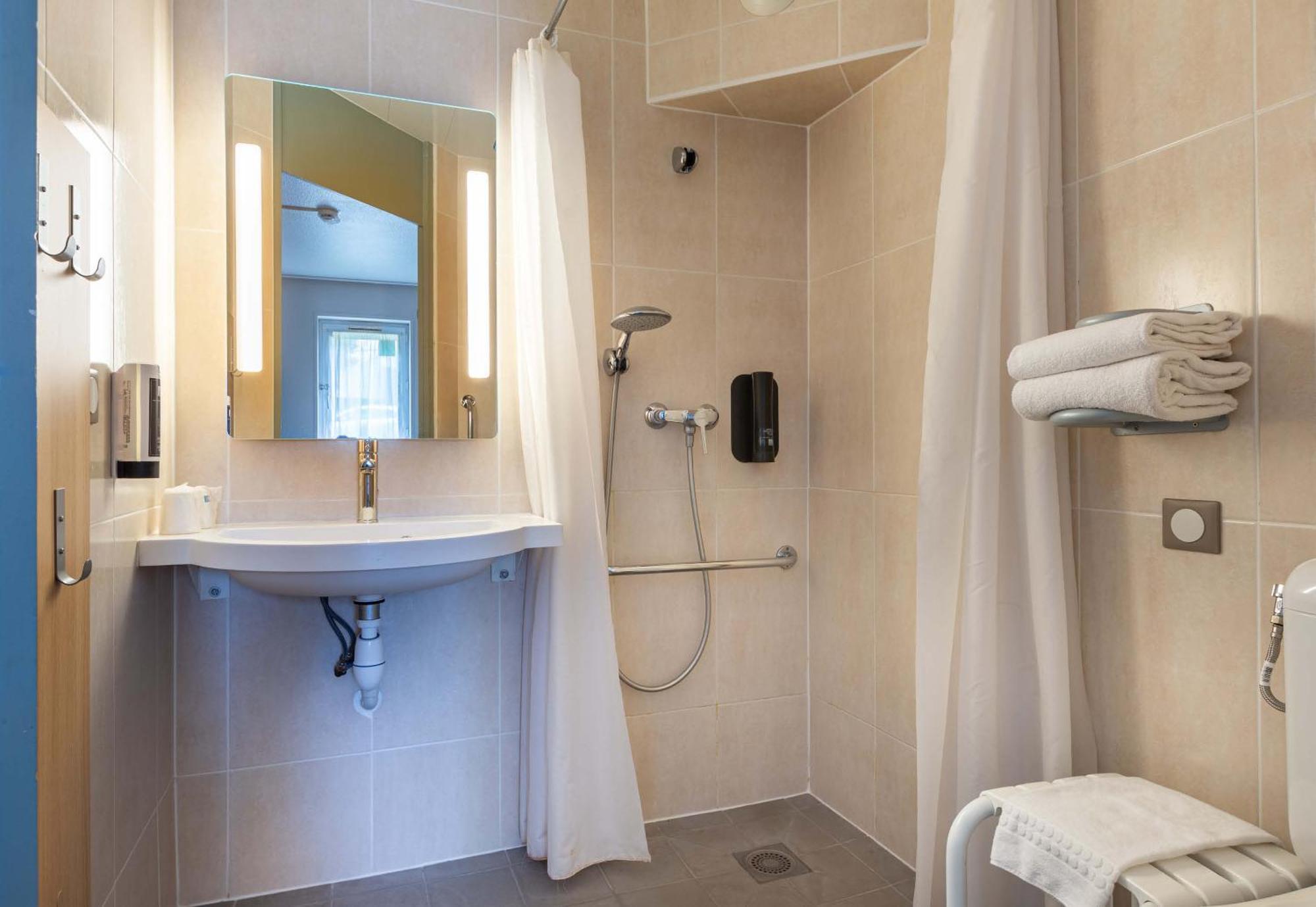 B&B Hotel Chartres Le Coudray מראה חיצוני תמונה